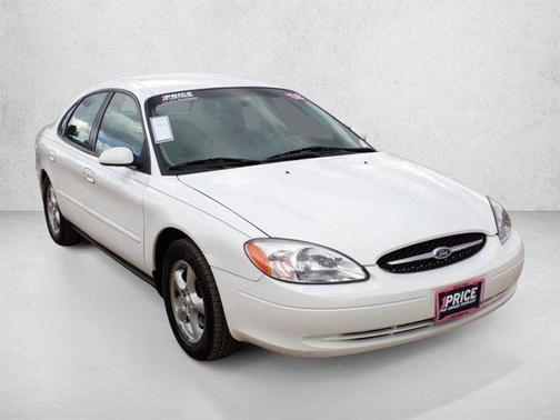 Vibrant White Clea 2002 Ford Taurus SES