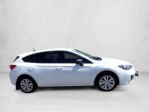 Crystal White Pearl 2019 Subaru Impreza 2.0i
