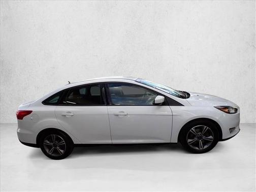 Oxford White 2018 Ford Focus SE