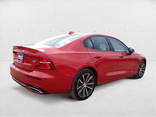 2022 Volvo S60 T5 Momentum