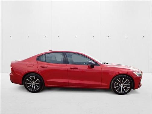 2022 Volvo S60 T5 Momentum