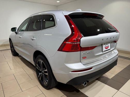 Bright Silver Metallic 2020 Volvo XC60 T6 Momentum