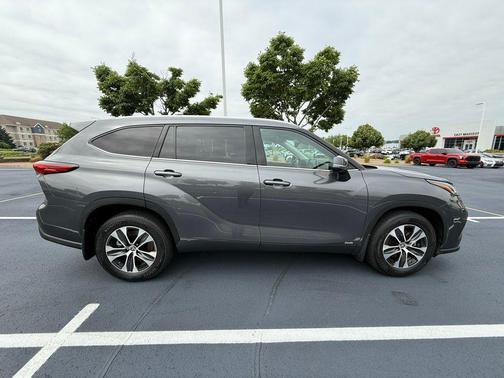 2022 Toyota Highlander Hybrid XLE