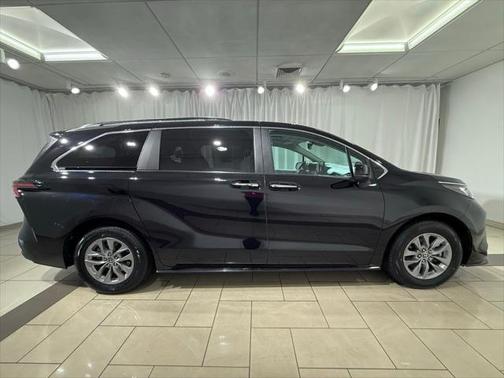 2023 Toyota Sienna XLE 8 Passenger