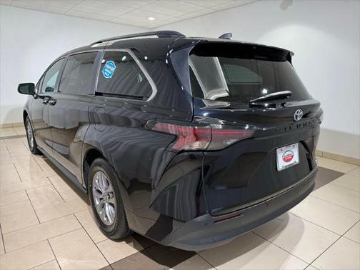 2023 Toyota Sienna XLE 8 Passenger