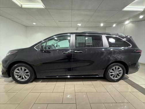 2023 Toyota Sienna XLE 8 Passenger