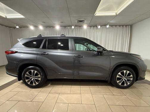 Magnetic Gray Metallic 2023 Toyota Highlander XLE