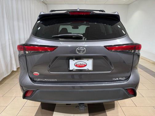 Magnetic Gray Metallic 2023 Toyota Highlander XLE