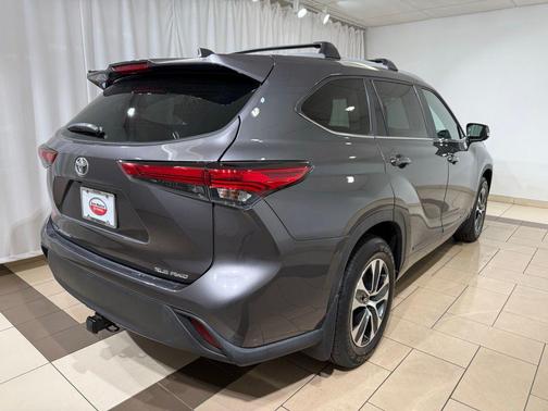 Magnetic Gray Metallic 2023 Toyota Highlander XLE