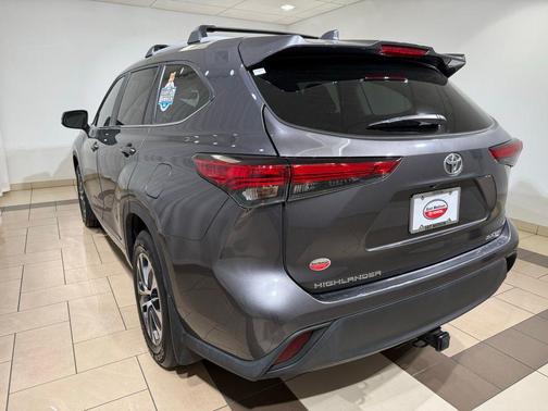 Magnetic Gray Metallic 2023 Toyota Highlander XLE