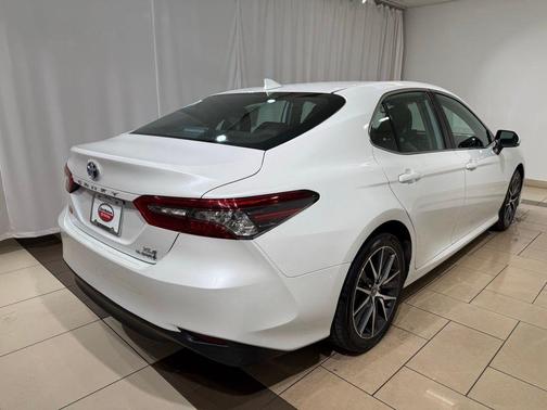 2022 Toyota Camry Hybrid XLE