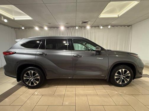 Magnetic Gray Metallic 2021 Toyota Highlander Hybrid XLE