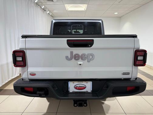 Bright White Clearcoat 2021 Jeep Gladiator Overland