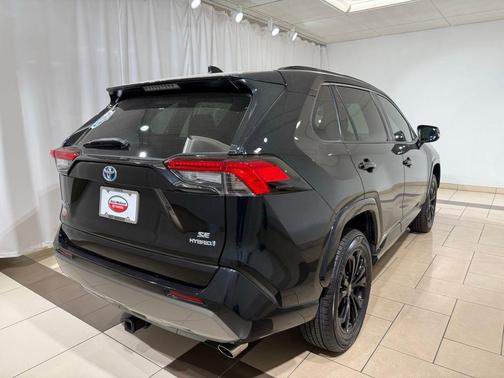 2022 Toyota RAV4 Hybrid SE