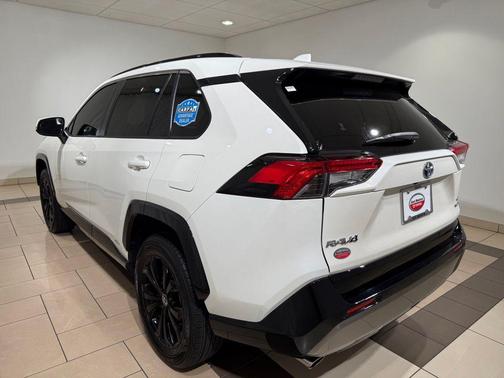 Blizzard Pearl 2022 Toyota RAV4 Hybrid SE