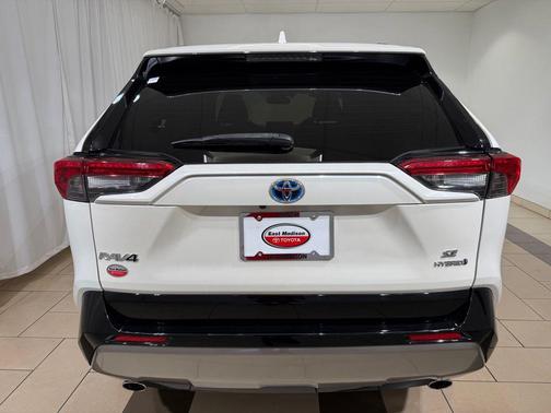 Blizzard Pearl 2022 Toyota RAV4 Hybrid SE