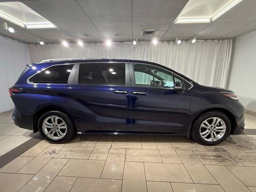 2023 Toyota Sienna Platinum 7 Passenger