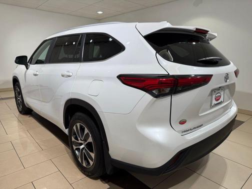 Wind Chill Pearl 2023 Toyota Highlander XLE