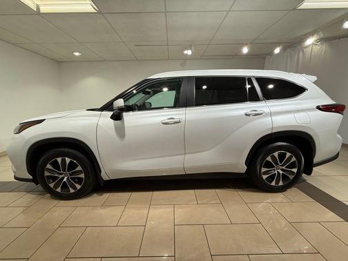 Wind Chill Pearl 2023 Toyota Highlander XLE