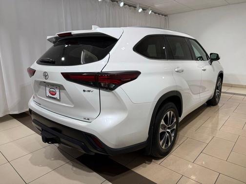 Wind Chill Pearl 2025 Toyota Highlander Hybrid XLE