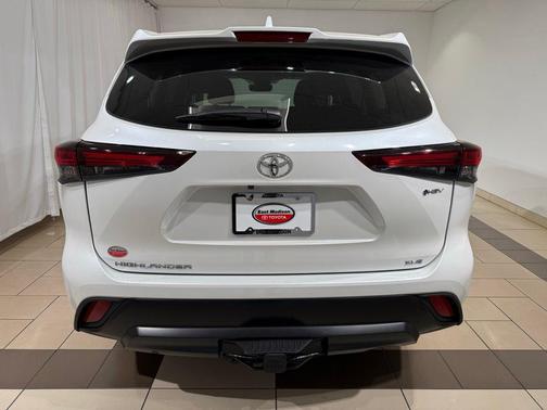 Wind Chill Pearl 2025 Toyota Highlander Hybrid XLE