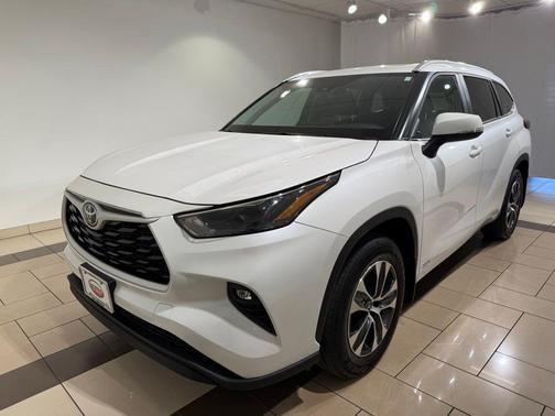 Wind Chill Pearl 2025 Toyota Highlander Hybrid XLE