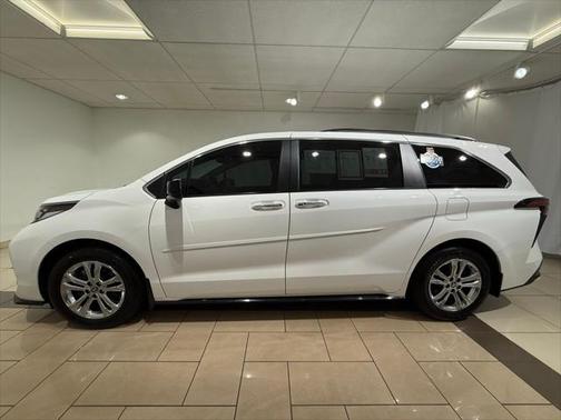 2022 Toyota Sienna XSE 7 Passenger