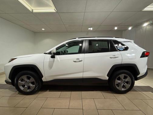 Ice Cap 2024 Toyota RAV4 XLE