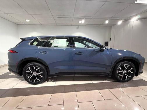 2025 Toyota Crown Signia XLE