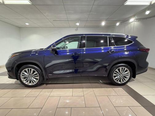 2025 Toyota Highlander Hybrid Platinum