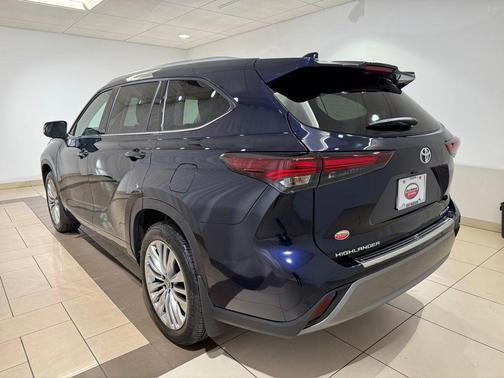 2025 Toyota Highlander Hybrid Platinum