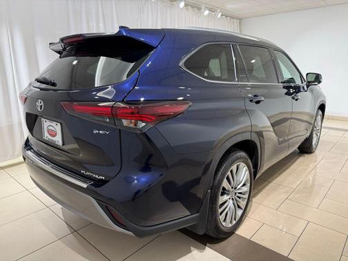 2025 Toyota Highlander Hybrid Platinum