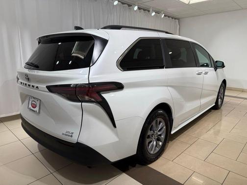 2024 Toyota Sienna XLE 8 Passenger