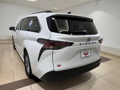 2024 Toyota Sienna XLE 8 Passenger