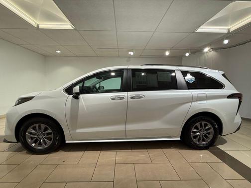 2024 Toyota Sienna XLE 8 Passenger