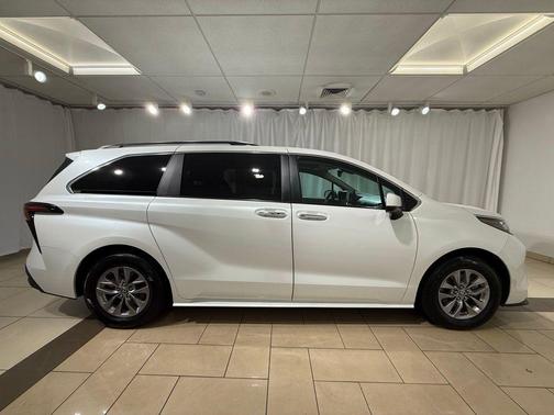 2024 Toyota Sienna XLE 8 Passenger