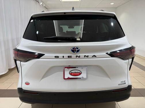 2024 Toyota Sienna XLE 8 Passenger