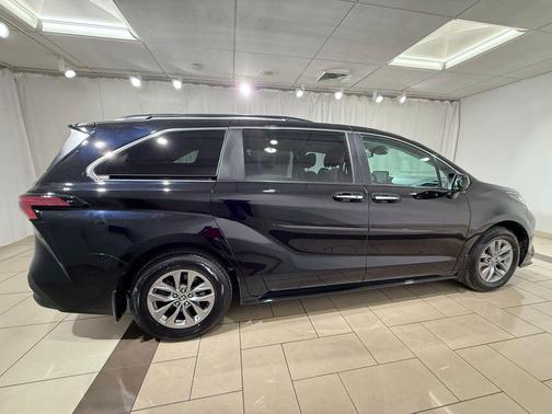 2022 Toyota Sienna XLE