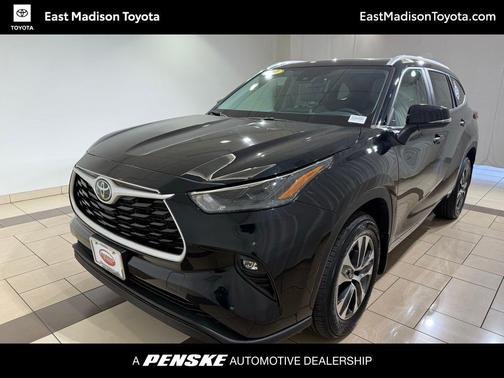 Midnight Black Metallic 2023 Toyota Highlander XLE
