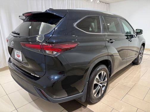 Midnight Black Metallic 2024 Toyota Highlander XLE