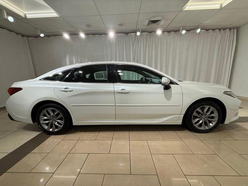 2022 Toyota Avalon Hybrid XLE Plus