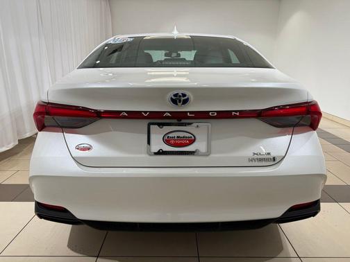 2022 Toyota Avalon Hybrid XLE Plus