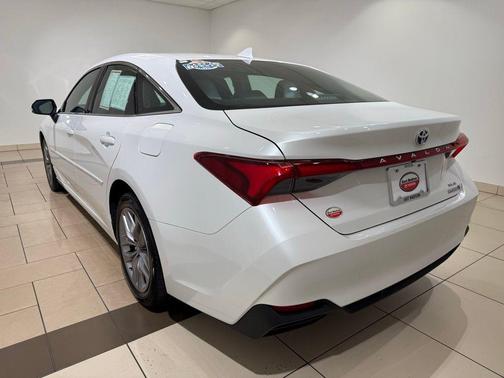 2022 Toyota Avalon Hybrid XLE Plus