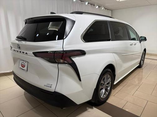 2023 Toyota Sienna XLE 8 Passenger