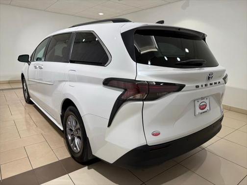 2023 Toyota Sienna XLE 8 Passenger
