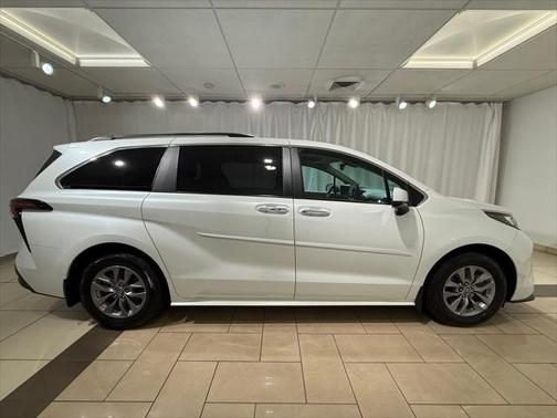 2023 Toyota Sienna XLE 8 Passenger