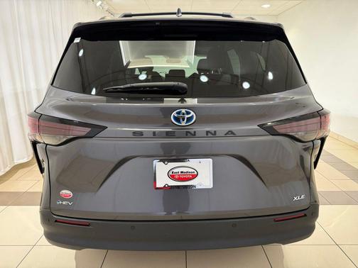 Magnetic Gray Metallic 2025 Toyota Sienna XLE