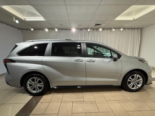 2023 Toyota Sienna Platinum 7 Passenger