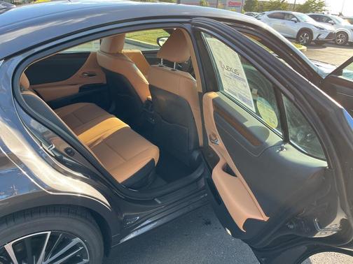 2025 Lexus ES 300h Base
