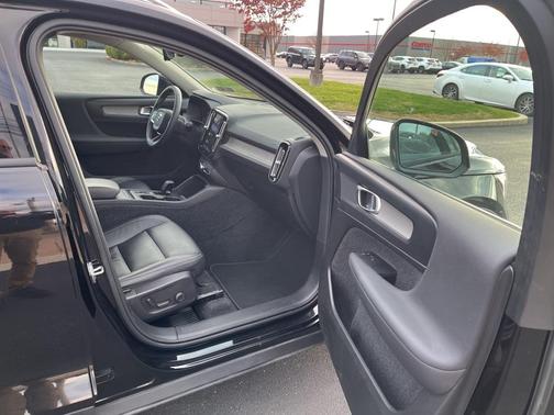 2023 Volvo XC40 B5 Core